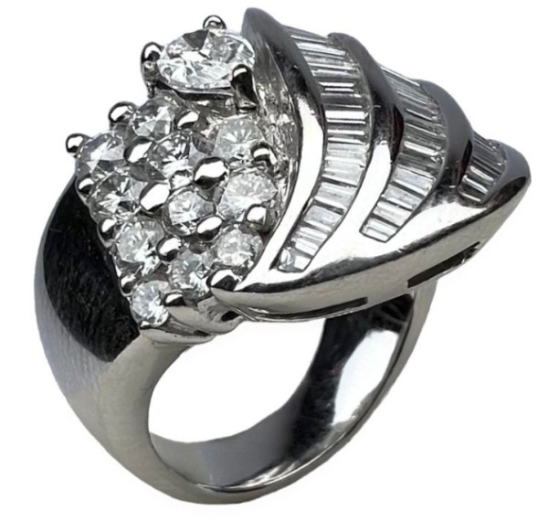 Sortija de oro blanco y diamantes brillantes, pera y pavé de baguettes