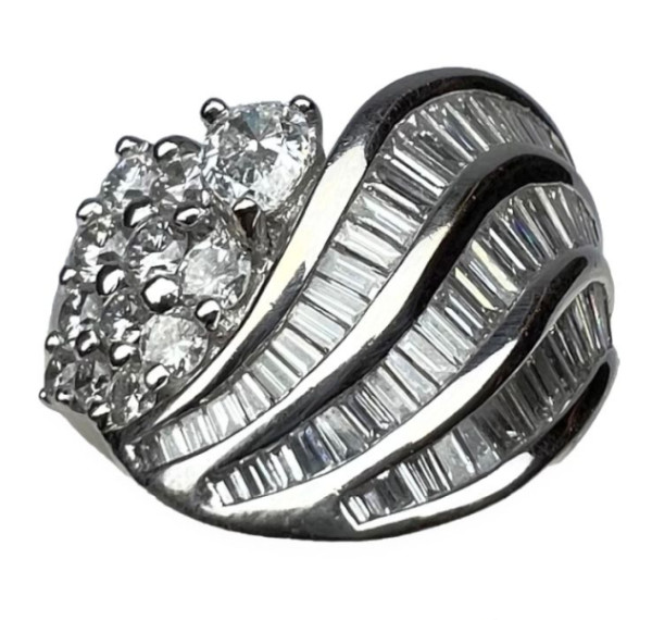 Sortija de oro blanco y diamantes brillantes, pera y pavé de baguettes