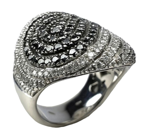 Sortija oro blanco con pave de diamantes blancos y negros