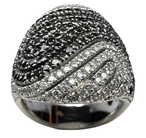 Sortija oro blanco con pave de diamantes blancos y negros