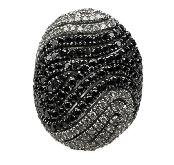 Sortija oro blanco con pave de diamantes blancos y negros