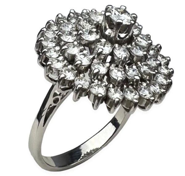 Sortija oro blanco con rosetón de diamantes