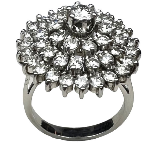 Sortija oro blanco con rosetón de diamantes