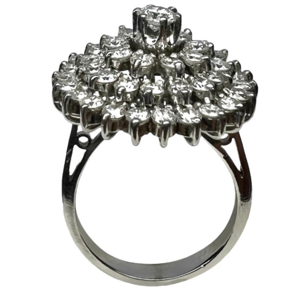 Sortija oro blanco con rosetón de diamantes