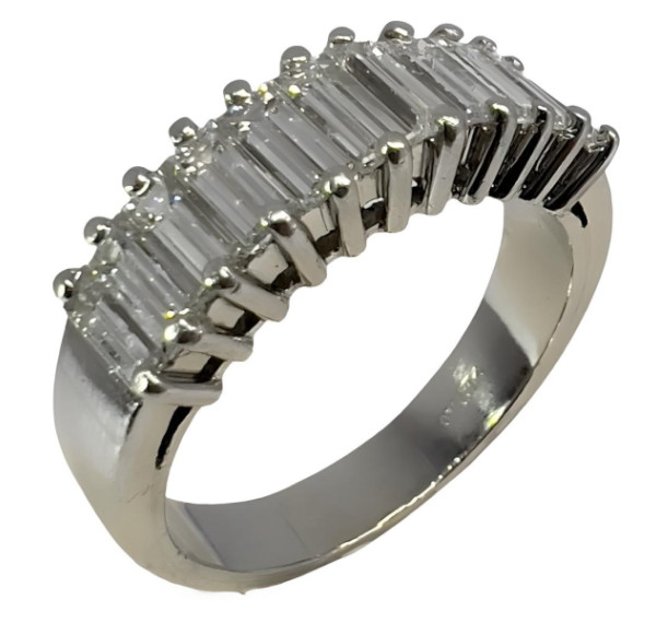 Sortija de platino con Diamantes Baguette en media alianza