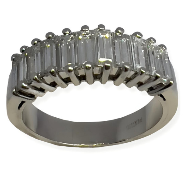 Sortija de platino con Diamantes Baguette en media alianza