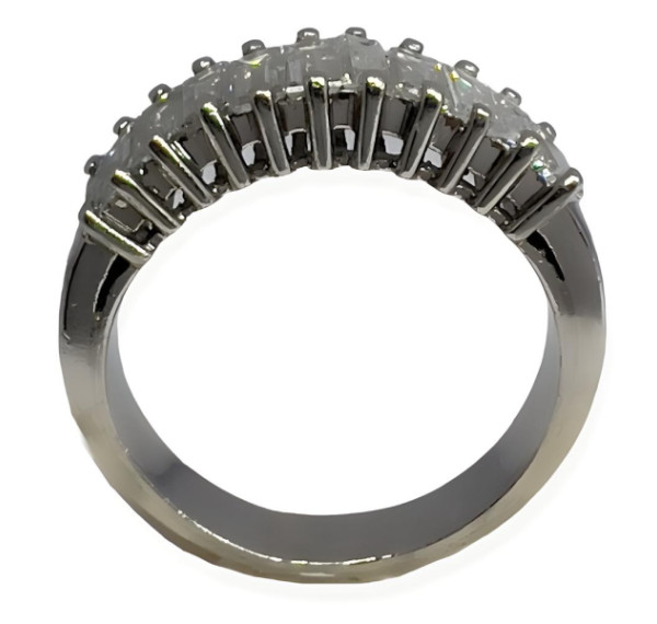 Sortija de platino con Diamantes Baguette en media alianza