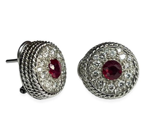 Pendiente de oro blanco y rubís