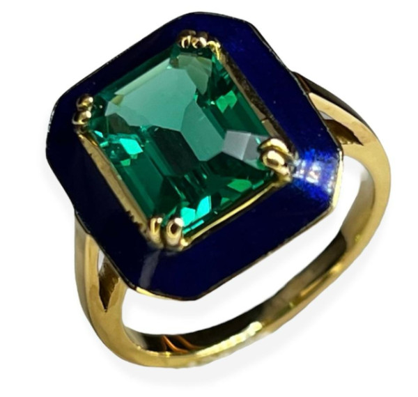 Anillo de oro amarillo con piedra hidrotermal verde y esmalte azul