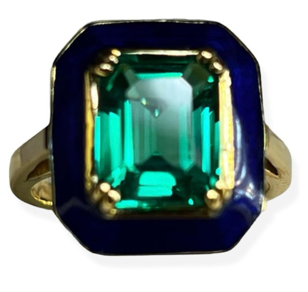 Anillo de oro amarillo con piedra hidrotermal verde y esmalte azul