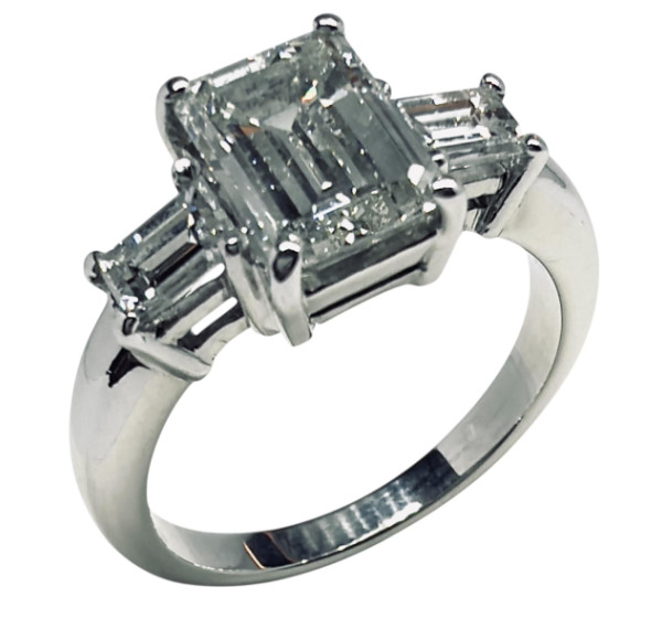 Solitario de oro blanco y diamante talla esmeralda 1,50cts+0,50cts