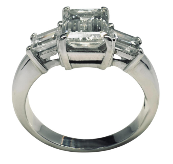 Solitario de oro blanco y diamante talla esmeralda 1,50cts+0,50cts