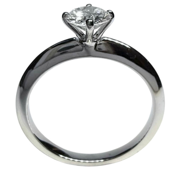 Solitario de oro blanco y diamante 0,66cts