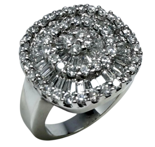 Sortija de oro blanco y diamantes brillantes y trapecios